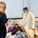চট্টগ্রাম মেডিকেল কলেজ হাসপাতালে চিকিৎসাধীন চট্টগ্রাম বিশ্ববিদ্যালয়ের এক শিক্ষার্থীর সঙ্গে কথা বলছেন ধর্ম উপদেষ্টা। ছবি: টাইমস