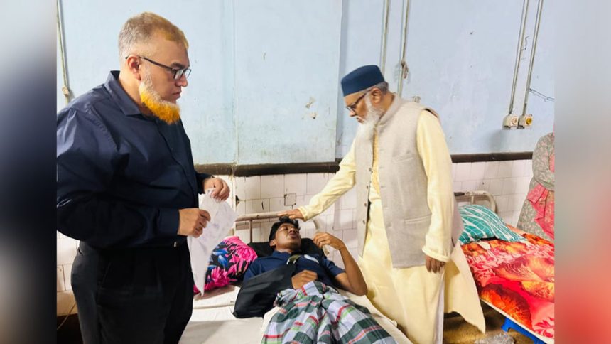 চট্টগ্রাম মেডিকেল কলেজ হাসপাতালে চিকিৎসাধীন চট্টগ্রাম বিশ্ববিদ্যালয়ের এক শিক্ষার্থীর সঙ্গে কথা বলছেন ধর্ম উপদেষ্টা। ছবি: টাইমস