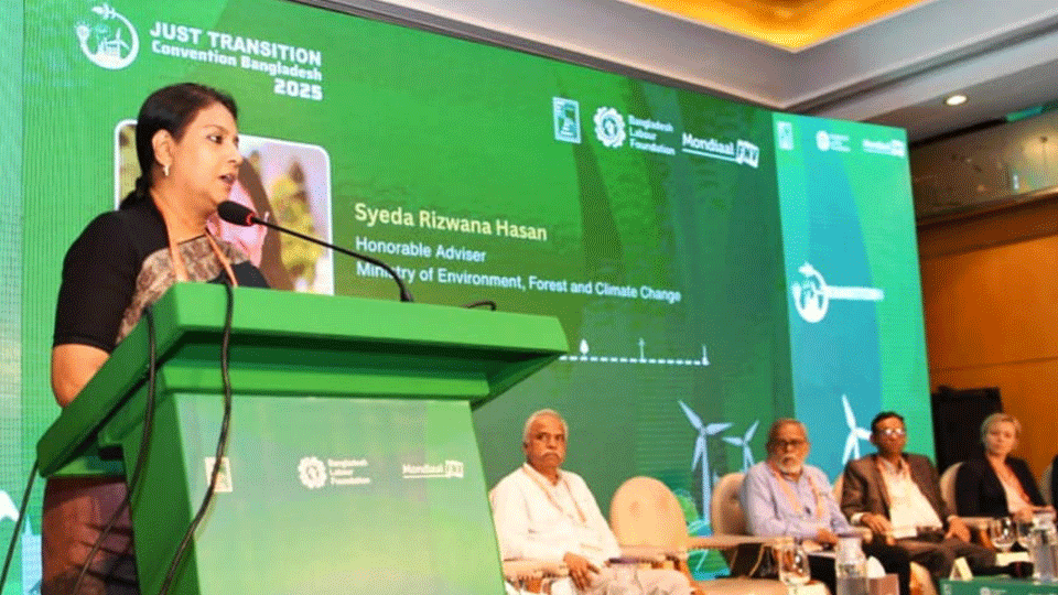 ন্যায্য রূপান্তরের জন্য শ্রমিকের মর্যাদা নিশ্চিত অপরিহার্য: রিজওয়ানা হাসান বৃহস্পতিবার সন্ধ্যায় ঢাকার একটি হোটেলে আয়োজিত অনুষ্ঠানে কথা বলছেন সৈয়দা রিজওয়ানা হাসান। ছবি: টাইমস