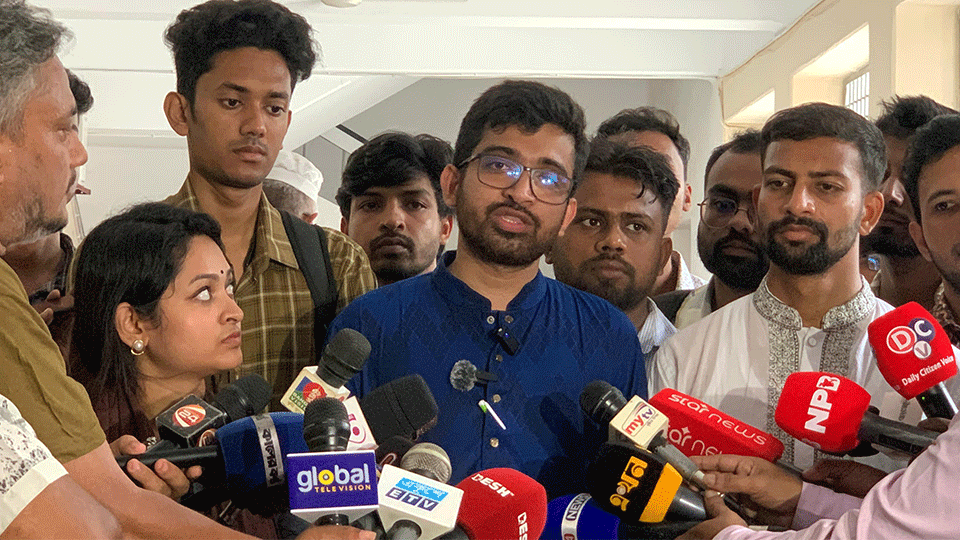 রাকসু: স্বচ্ছ ব্যালট বাক্সসহ ৬ দাবি ছাত্রদল প্যানেলের রাকসুর ভিপি প্রার্থী শেখ নূর উদ্দিন আবীরের নেতৃত্বে নির্বাচন কমিশনারের কাছে স্মারকলিপি দেওয়া হয়। ছবি: টাইমস