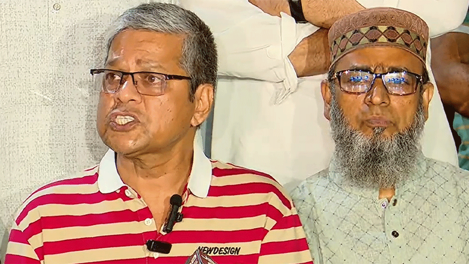 ‘অনাকাঙ্খিত পরিস্থিতিতে’ পেছাল রাকসুর ভোট: নির্বাচন কমিশন সংবাদ সম্মেলনে কথা বলছেন নির্বাচন কমিশনার মোস্তফা কামাল আকন্দ। ছবি: ভিডিও থেকে
