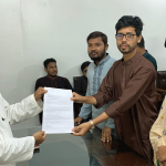 প্রধান নির্বাচন কমিশনারের কাছে স্মারকলিপি দেন ছাত্রশিবির প্যানেলের ভিপিপ্রার্থী মোস্তাকুর রহমান জাহিদ। ছবি: টাইমস