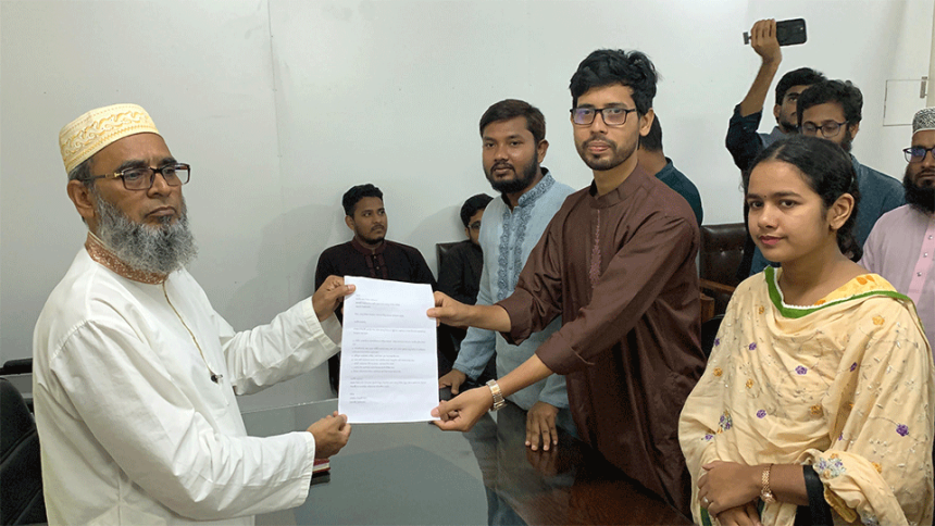 প্রধান নির্বাচন কমিশনারের কাছে স্মারকলিপি দেন ছাত্রশিবির প্যানেলের ভিপিপ্রার্থী মোস্তাকুর রহমান জাহিদ। ছবি: টাইমস