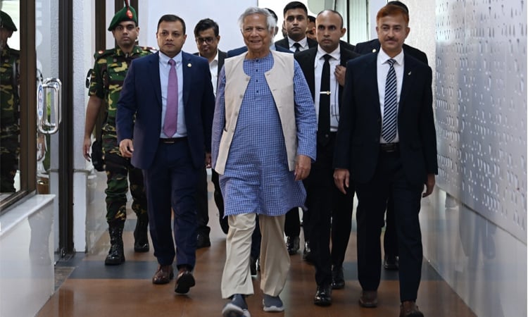 রোম থেকে দেশে ফিরলেন প্রধান উপদেষ্টা