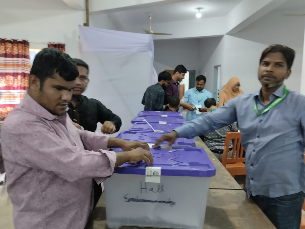 চাকসু: ব্রেইল পদ্ধতিতে ভোট না হওয়ায় দৃষ্টি প্রতিবন্ধীদের অসন্তোষ