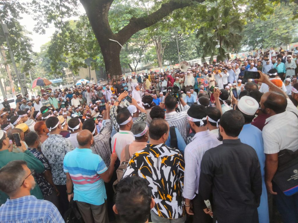 দাবি পূরণের আশ্বাসে বৈঠকে রাজি আন্দোলনরত শিক্ষকরা