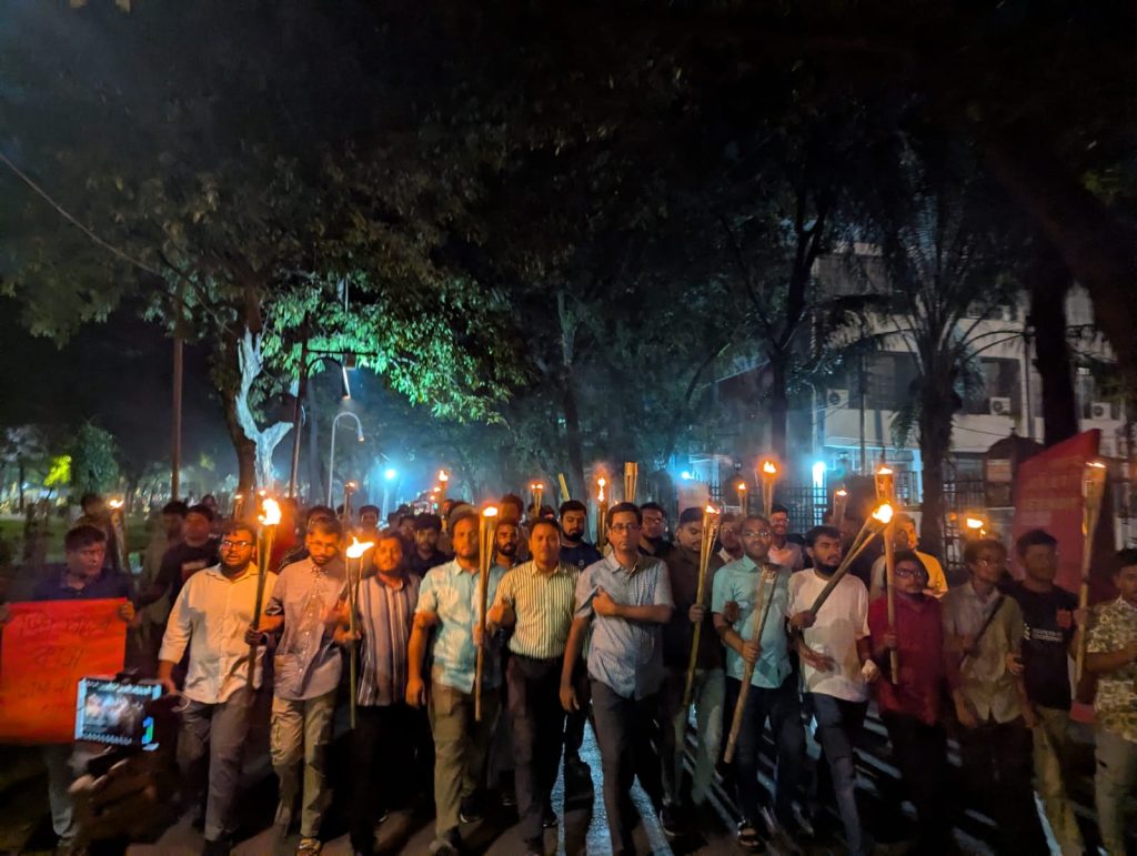 তিস্তা রক্ষায় মধ্যরাতে ঢাবিতে মশাল মিছিল