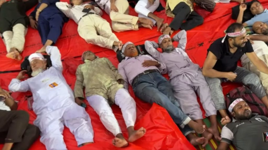 শহীদ মিনারে আমরণ অনশনে শিক্ষকরা, ‘মার্চ টু যমুনা’ ঘোষণা