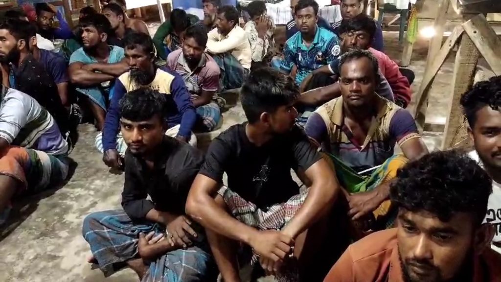 হাতিয়ায় নিষেধাজ্ঞার মধ্যে ইলিশ শিকার, আটক ৪৬ জেলে