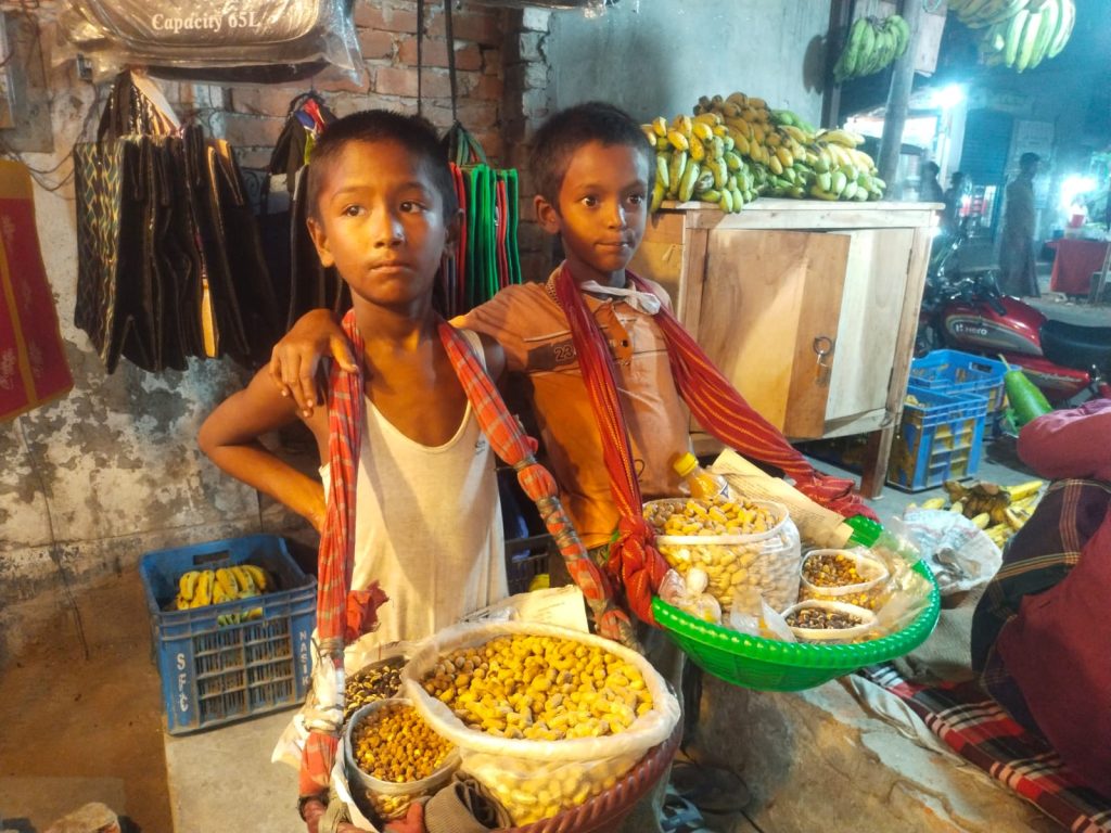 শৈশব হারিয়ে জীবিকার পথে শিশু মুসা-ইকরাম