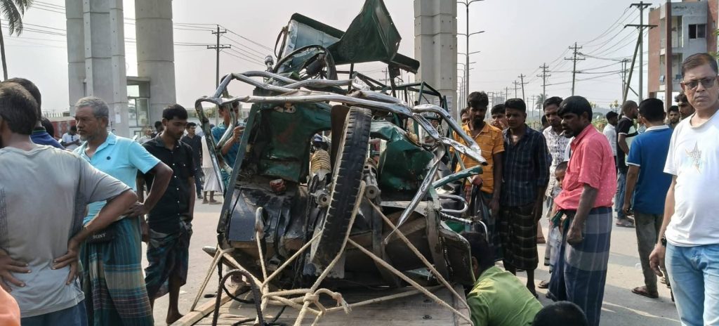 জামালপুরে কাভার্ডভ্যানের ধাক্কায় নিহত ৩