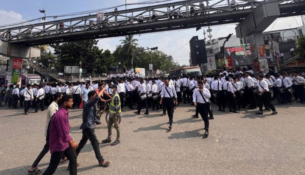 দেড় ঘণ্টা পর সড়ক ছাড়ল ঢাকা কলেজের শিক্ষার্থীরা