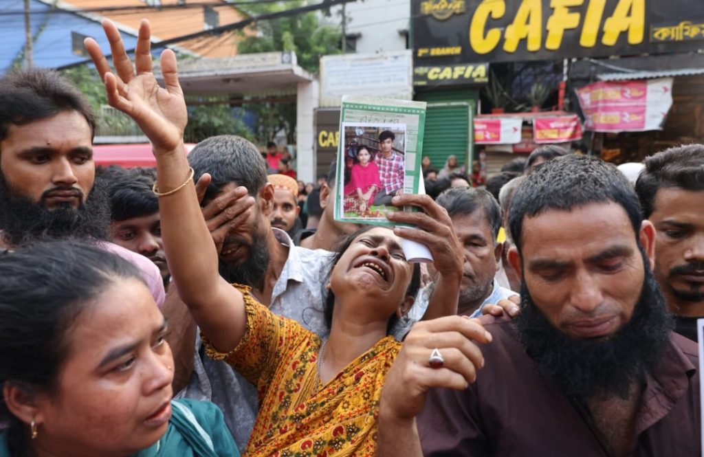 আবাসিক এলাকায় রাসায়নিকের গুদাম থাকার কথা নয়: জেলা প্রশাসক কারখানায় আগুন লাগার পর নিখোঁজদের ছবি নিয়ে তাদের খুঁজতে এসেছিলেন স্বজনরা। যাদের খোঁজ মেলেনি, তাদের স্বজনদের আহাজারিতে ভারী হয়ে ওঠে আশপাশ। ছবি: টাইমস