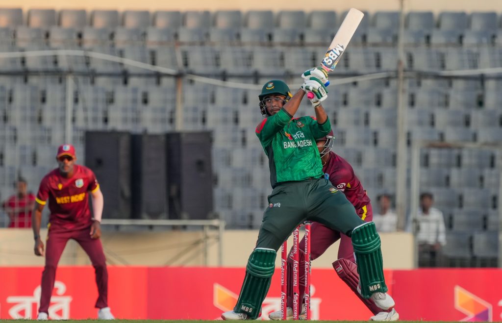 সুপার ওভারে রিশাদকে না দেখে অবাক আকিলও