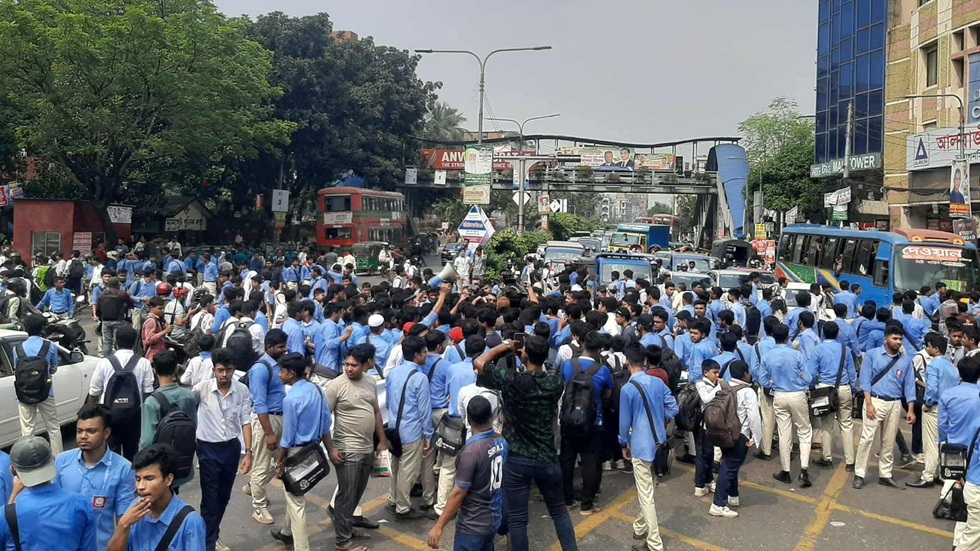 ফার্মগেটে আবার শিক্ষার্থীদের অবরোধ