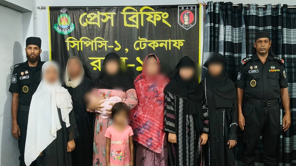 ক্যাম্পের বাইরে বসবাসকারী ১৩ রোহিঙ্গা ও ২ আশ্রয়দাতা আটক