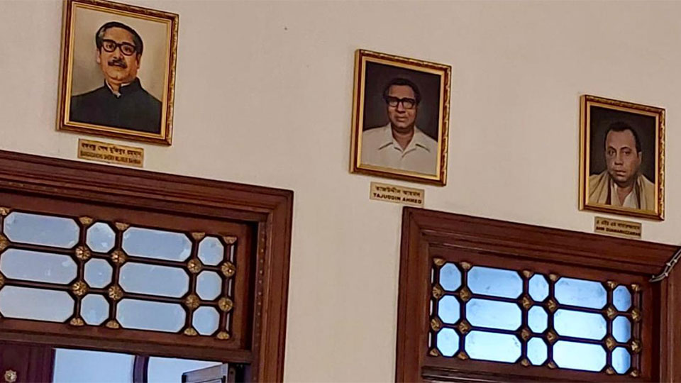 বঙ্গভবনের দরবার হলে শেখ মুজিবুর রহমান ও জাতীয় চার নেতার ছবি ঝুলতে দেখা গেছে। ছবি: টাইমস