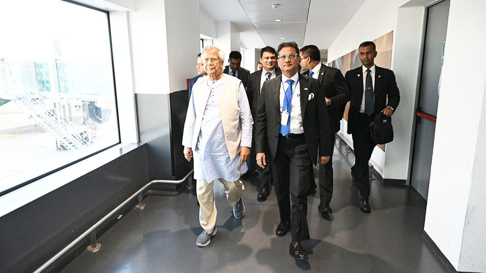রোমে পৌঁছেছেন প্রধান উপদেষ্টা রোববার স্থানীয় সময় বিকেল ৫টায় প্যারিসের রাজধানী রোমে পৌঁছেছেন প্রধান উপদেষ্টা। ছবি: প্রধান উপদেষ্টার প্রেস উইং
