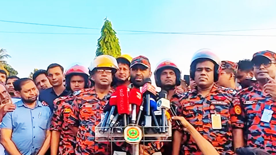 কার্গো ভিলেজে ছিল না অগ্নি শনাক্তকরণ ও সুরক্ষা ব্যবস্থা: ফায়ার সার্ভিস বিমানবন্দরের ৮ নম্বর গেটের সামনে সাংবাদিকদের সঙ্গে কথা বলেন ফায়ার সার্ভিস ও সিভিল ডিফেন্সের পরিচালক (অপারেশনস অ্যান্ড মেইনটেন্যান্স) লেফটেন্যান্ট কর্নেল মোহাম্মদ তাজুল ইসলাম চৌধুরী। ছবি: ভিডিও থেকে