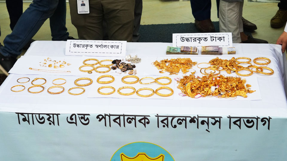 ৩ মাসের পরিকল্পনায় চুরি: ১৯০ ভরি স্বর্ণসহ গ্রেপ্তার চার মালিবাগের ফরচুন শপিং মল থেকে চুরি যাওয়া স্বর্ণের উদ্ধার হওয়া অংশ। ছবি: টাইমস