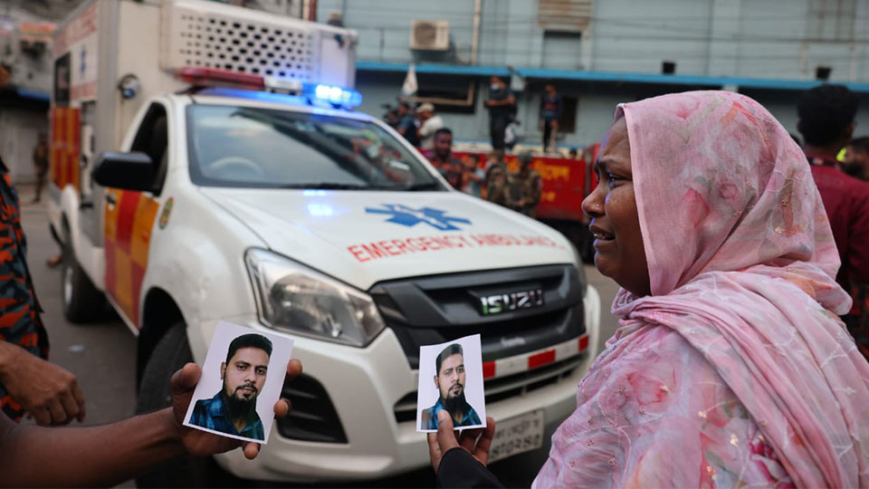 ময়নাতদন্ত বুধবার, ডিএনএ নমুনা রেখে স্বজনদের দেওয়া হবে মরদেহ নিখোঁজ স্বজনের ছবি হাতে তার খোঁজ পাওয়ার চেষ্টা করছেন এক নারী। ছবি: টাইমস