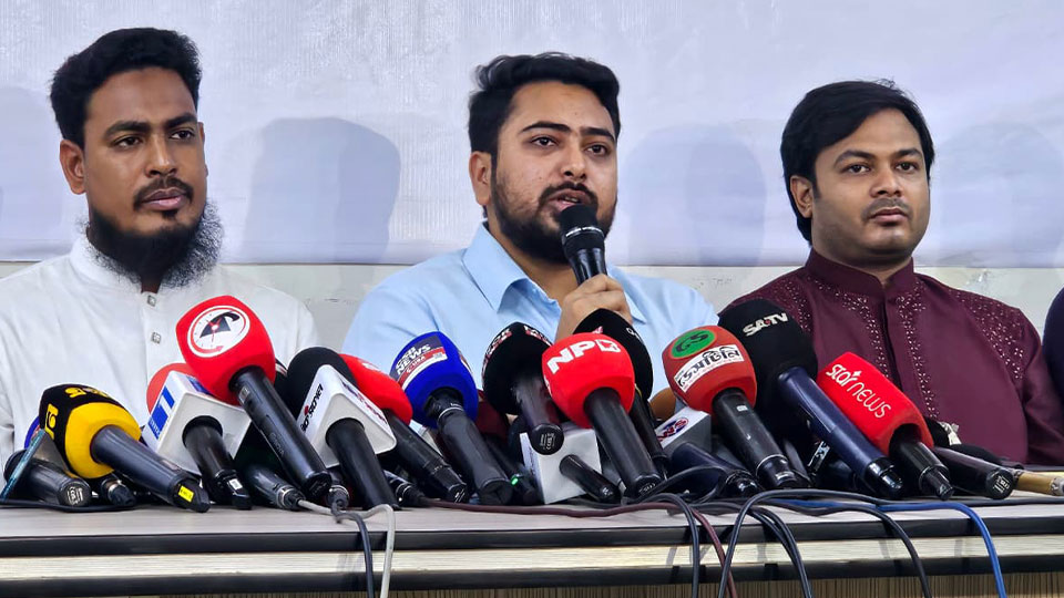 আইনি ভিত্তি নিশ্চিত না হলে জুলাই সনদে সই করবে না এনসিপি ঢাকার বাংলামোটরে এনসিপির অস্থায়ী কার্যালয়ে আয়োজিত সংবাদ সম্মেলনে নাহিদ ইসলাম। ছবি: টাইমস