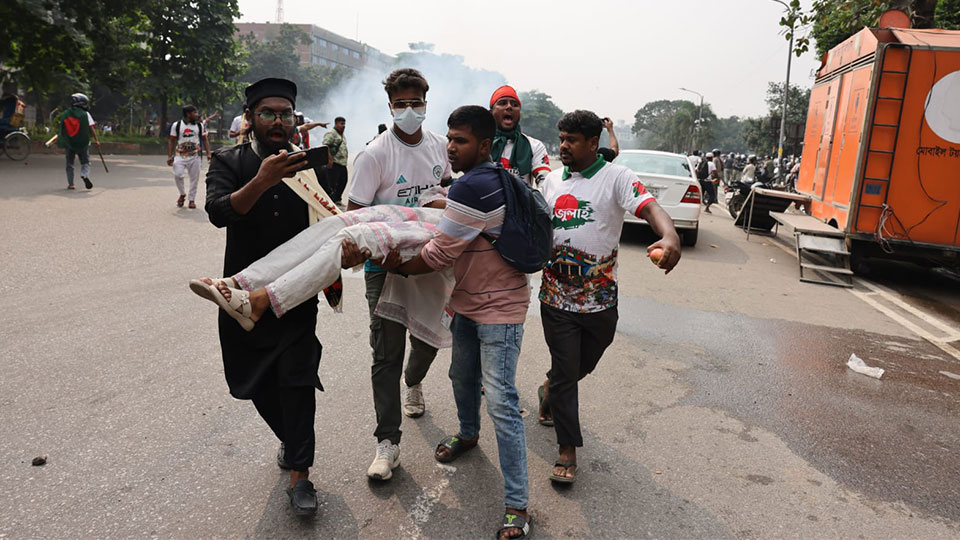 আহত এক বিক্ষোভকারীকে সরিয়ে নেওয়া হচ্ছে। ছবি: জান্নাতুল ফেরদাউস/টাইমস