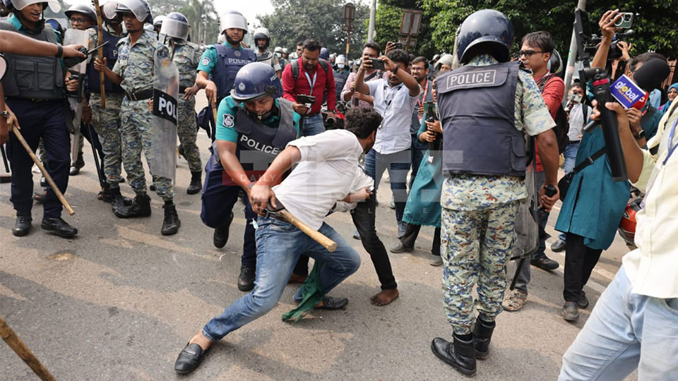 জাতীয় সংসদ ভবনের সামনে ‘জুলাই যোদ্ধাদের’ লাঠিপেটা করে পুলিশ। ছবি: টাইমস