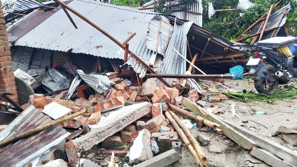 নীলফামারীতে হঠাৎ ঝড়ে শতাধিক ঘরবাড়ি বিধ্বস্ত, আহত অন্তত ৩০ নীলফামারীতে হঠাৎ প্রবল ঝড়ে বিধ্বস্ত হয়েছে শতাধিক ঘরবাড়ি। ছবি: টাইমস