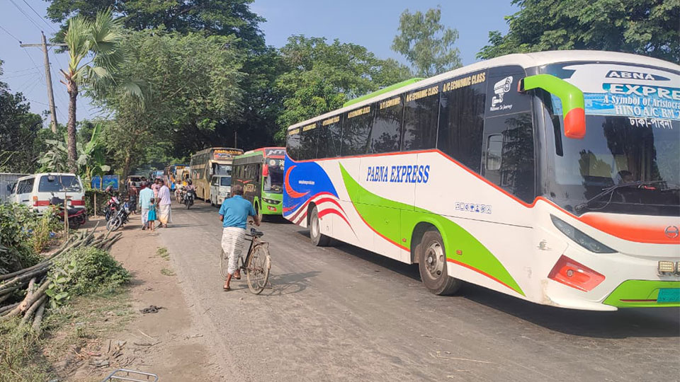 ট্রাকের ধাক্কায় শিক্ষার্থীসহ নিহত ৩, পাবনা-ঢাকা সড়কে অবরোধ শিক্ষার্থীসহ