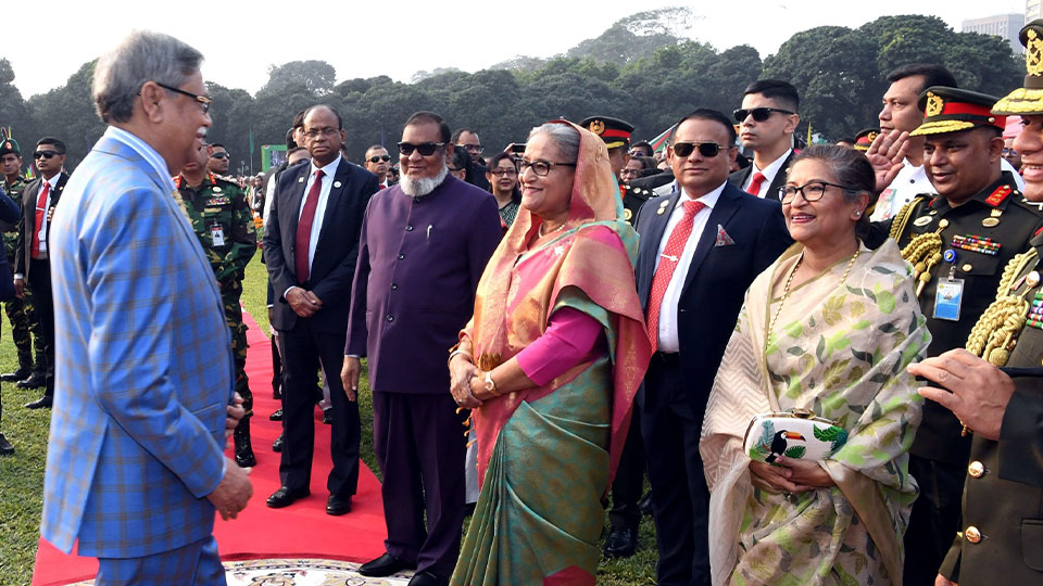 হাস্যোজ্জ্বল রাষ্ট্রপতি মো. সাহাবুদ্দিন, তৎকালীন প্রধানমন্ত্রী শেখ হাসিনা ও শেখ রেহানা (বাম দিক থেকে), ২০২৩ সালে বিজয় দিবসের এক অনুষ্ঠানে। ফাইল ফটো, পিআইডি