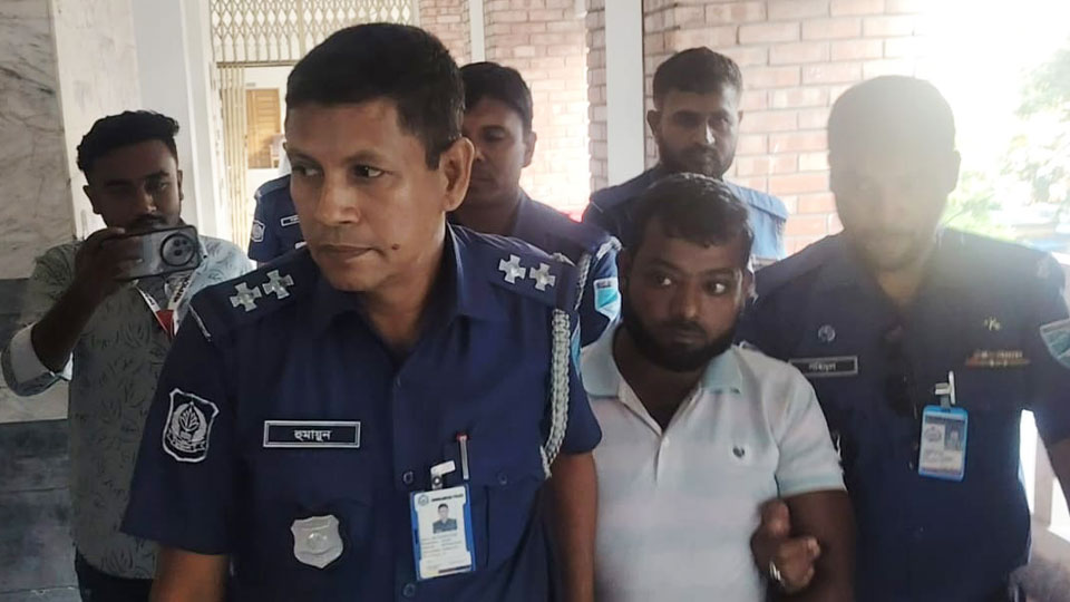 বিইউপি শিক্ষার্থী ধর্ষণ: প্রধান আসামি সোহেল রিমান্ডে ধর্ষণ মামলার আসামি সোহেল রোজারিওকে সোমবার আদালতে হাজির করা হয়। ছবি: টাইমস