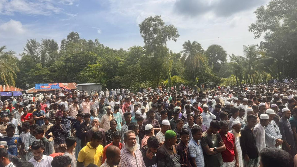 নিহত প্রবাসীদের জানাজায় নামে মানুষের ঢল। ছবি: টাইমস