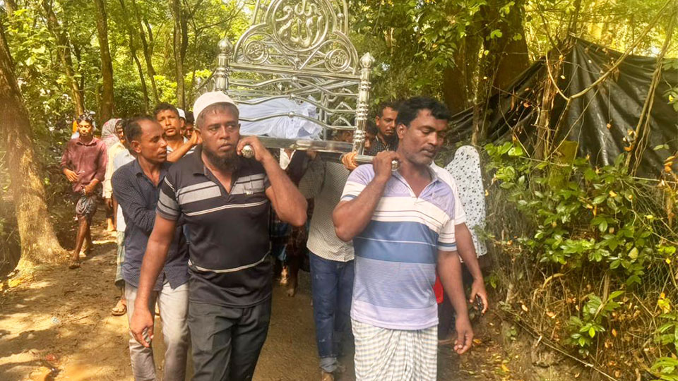 স্বজনদের কাঁধে চলে শেষবারের মতো বাড়ি ফিরেছেন প্রবাসী শ্রমিকরা। ছবি: টাইমস