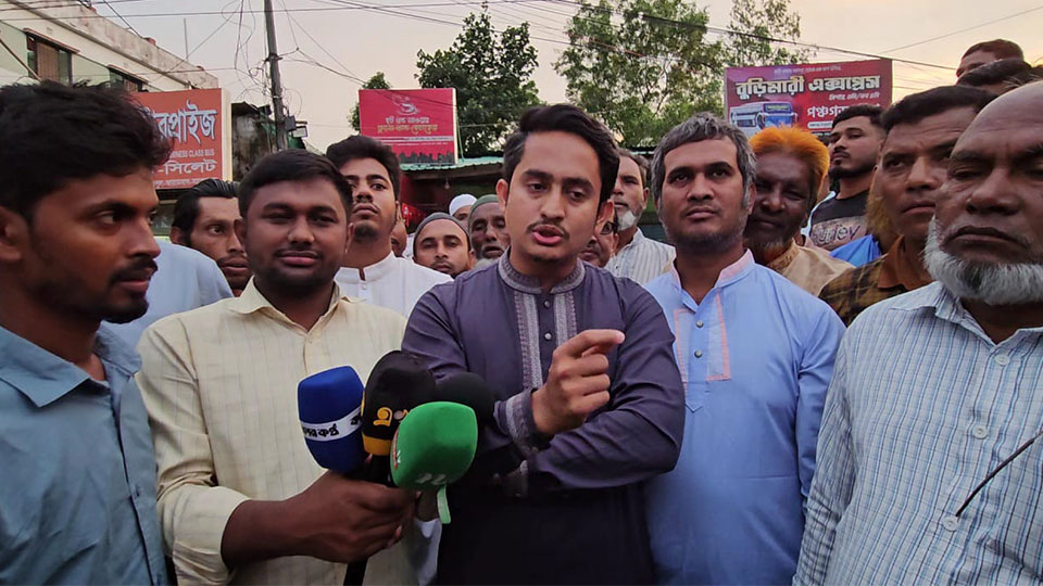 ভারতের আচরণই ‘ভারতবিরোধী মনোভাব’ সৃষ্টির কারণ: সারজিস পঞ্চগড়ের শের-ই-বাংলা পার্কে এক মতবিনিময় শেষে সাংবাদিকদের সঙ্গে কথা বলেন সারজিস আলম। ছবি: টাইমস