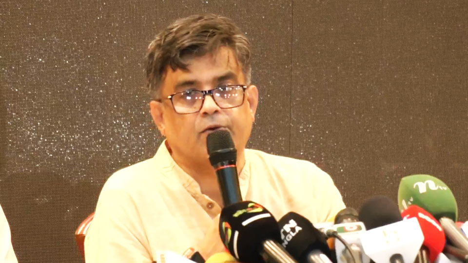 প্রেস সচিবের মন্তব্যের নিন্দা, ক্ষমা চাইতে বলল প্রেস ক্লাব অব ইন্ডিয়া প্রেস ব্রিফিংয়ে শফিকুল আলম। ছবি: ভিডিও থেকে