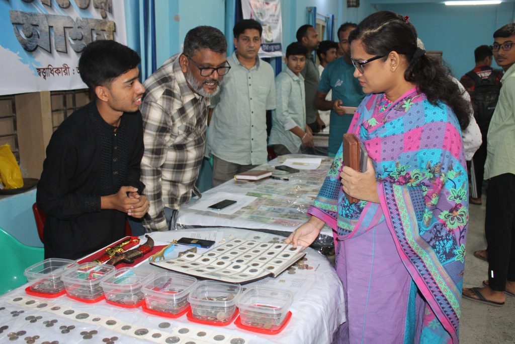 ঝিনাইদহে এন্টিক সামগ্রীর প্রদর্শনী
