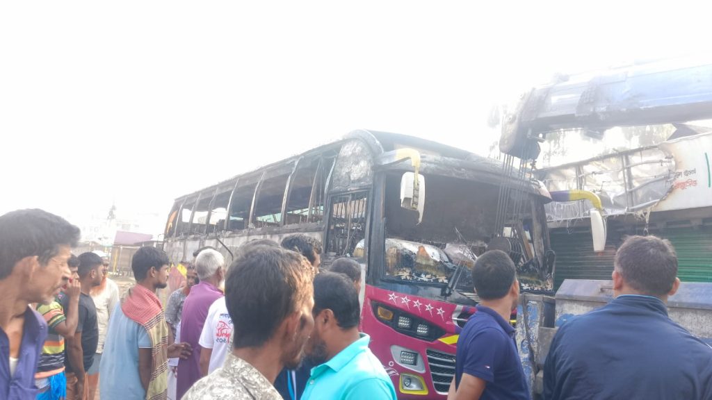 ময়মনসিংহের ফুলবাড়িয়ায় বাসে আগুন, নিহত ১