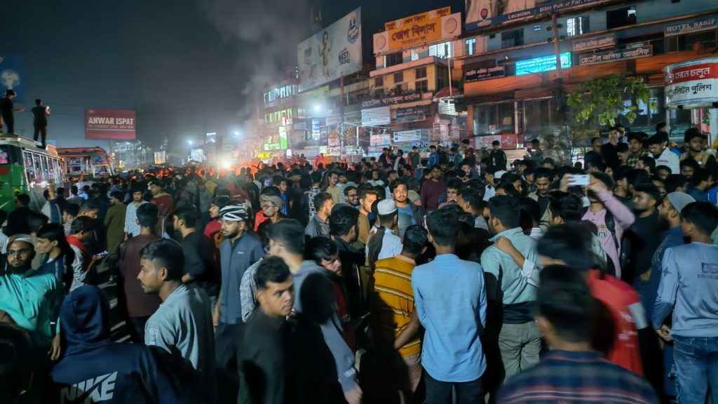বরিশালে ভাড়া নিয়ে সংঘর্ষে অর্ধশতাধিক বাস ভাঙচুর