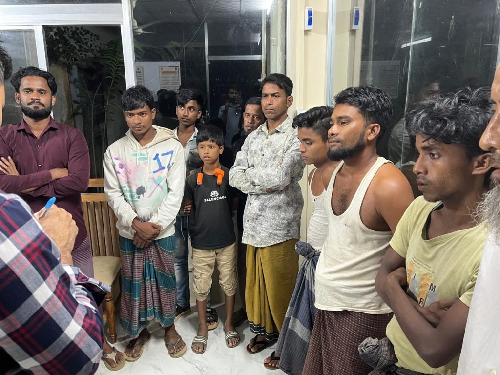 ক্যাম্পের বাইরে বসবাসরত ১৮ রোহিঙ্গা আটক