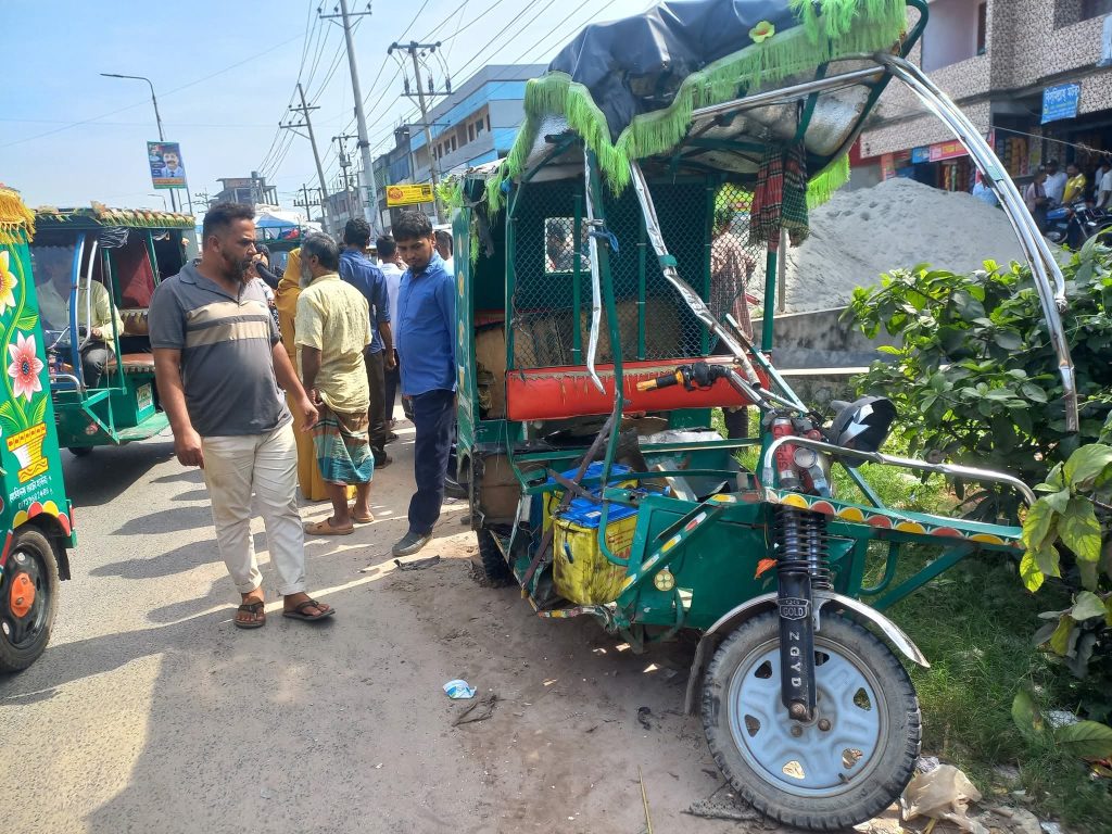 টাঙ্গাইলে অটোরিকশাকে বাসের ধাক্কা, নিহত ২