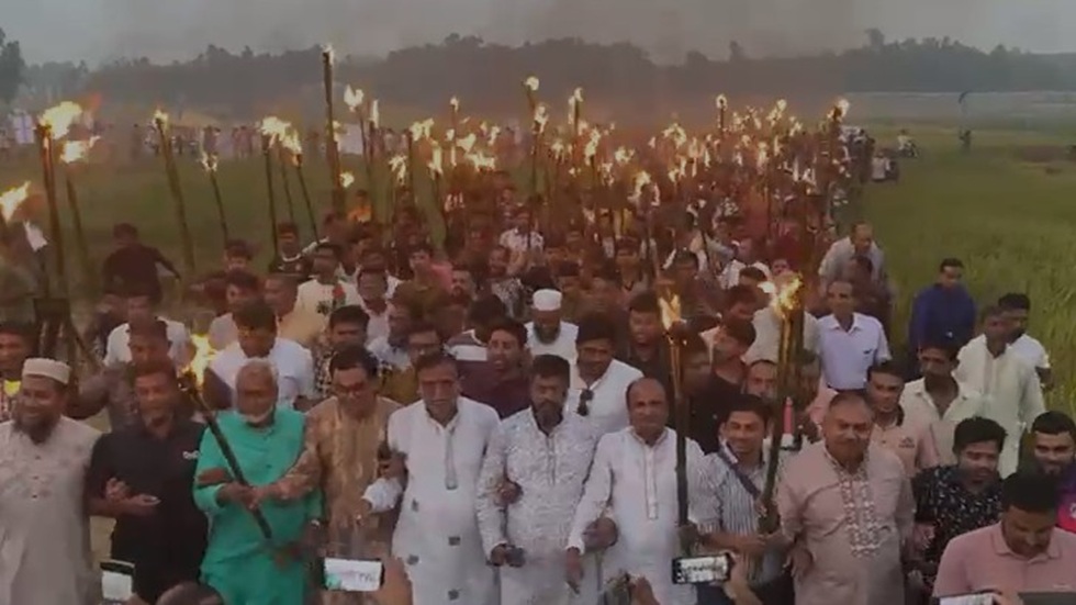 টেকসই বাঁধ নির্মাণের দাবিতে মশাল মিছিল। ছবি: টাইমস
