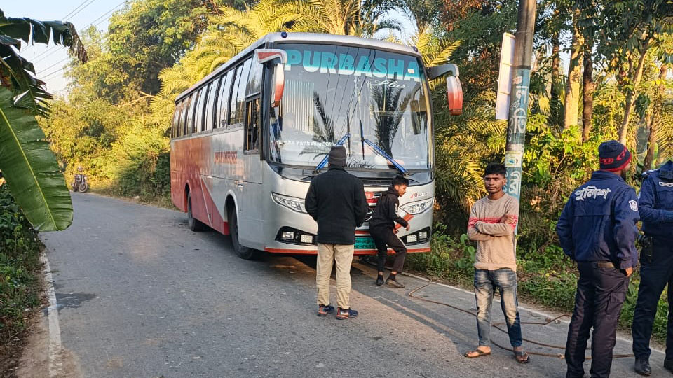 চুয়াডাঙ্গায় যাত্রীবাহী বাসে ডাকাতি ডাকাতি