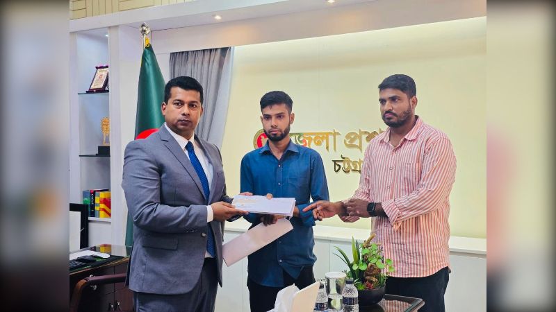 চট্টগ্রামে আগুনে সব হারানো বীর মুক্তিযোদ্ধার পাশে জেলা প্রশাসন