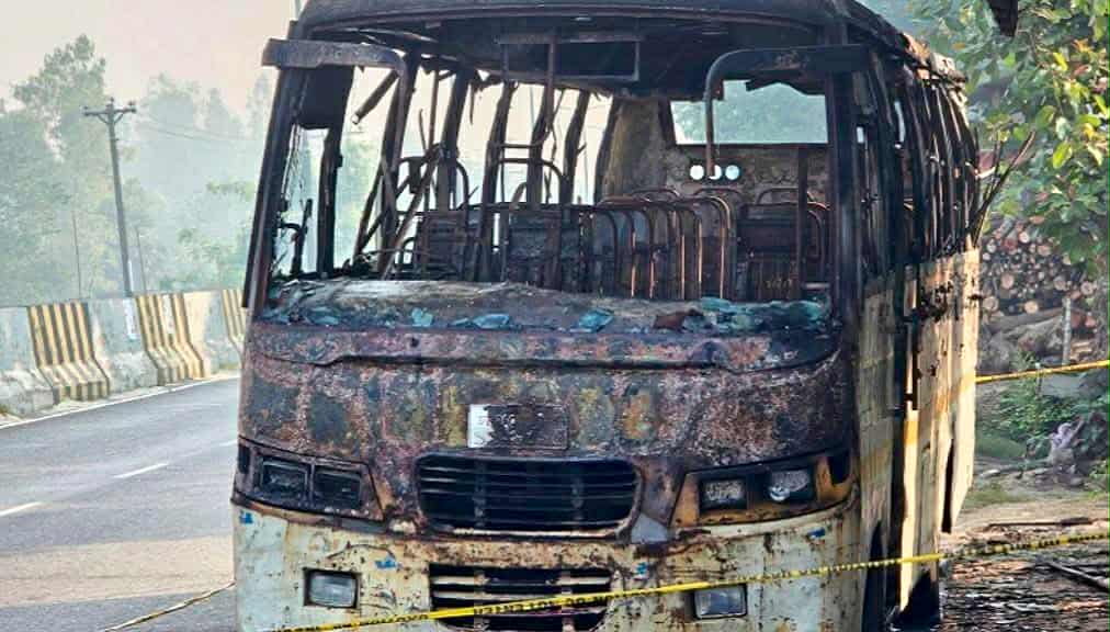 মানিকগঞ্জে মধ্যরাতে স্কুলবাসে আগুন, চালক দগ্ধ আগুন