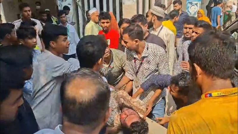ভূমিকম্প: গাজীপুরে তাড়াহুড়ো করে নামতে গিয়ে আহত শতাধিক ভূমিকম্প