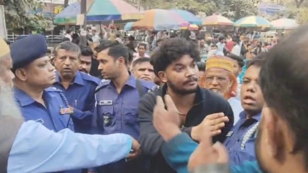 নারায়ণগঞ্জে বাউলদের কর্মসূচির ব্যানার ছেঁড়ায় যুবক আটক