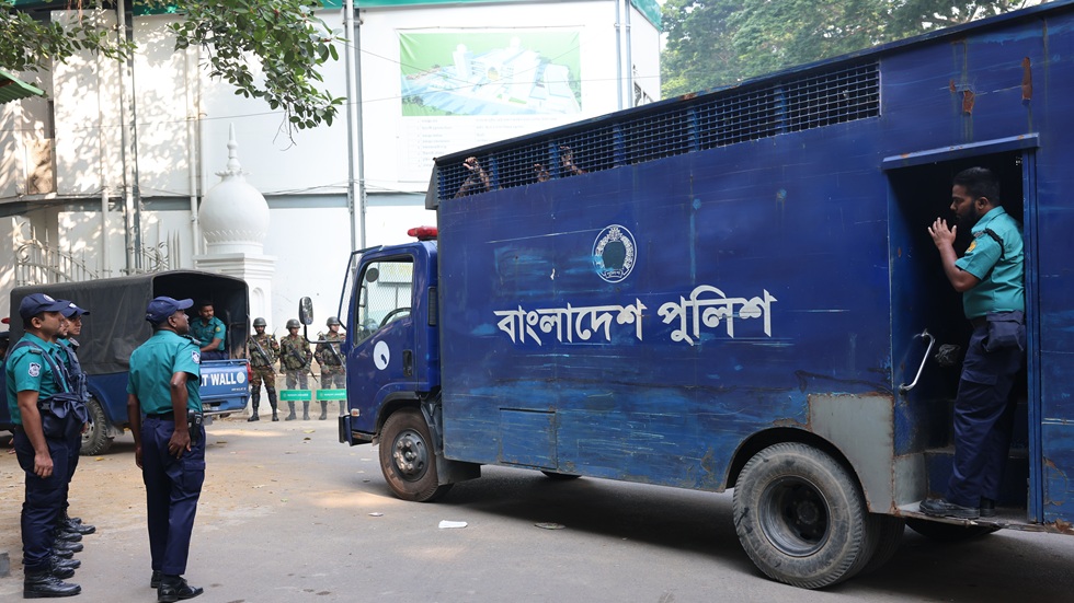 পুলিশের অভাবে বন্দি পরিবহনে নিরাপত্তা ঝুঁকি