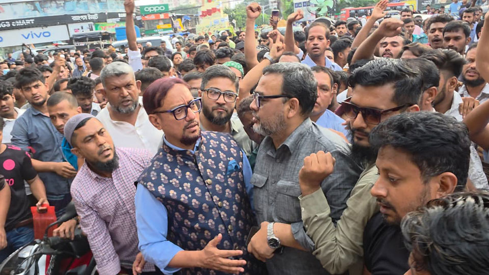চট্টগ্রাম নিউ মার্কেট এলাকায় বিকালের আগে হকার বসায় নিষেধাজ্ঞা হকার