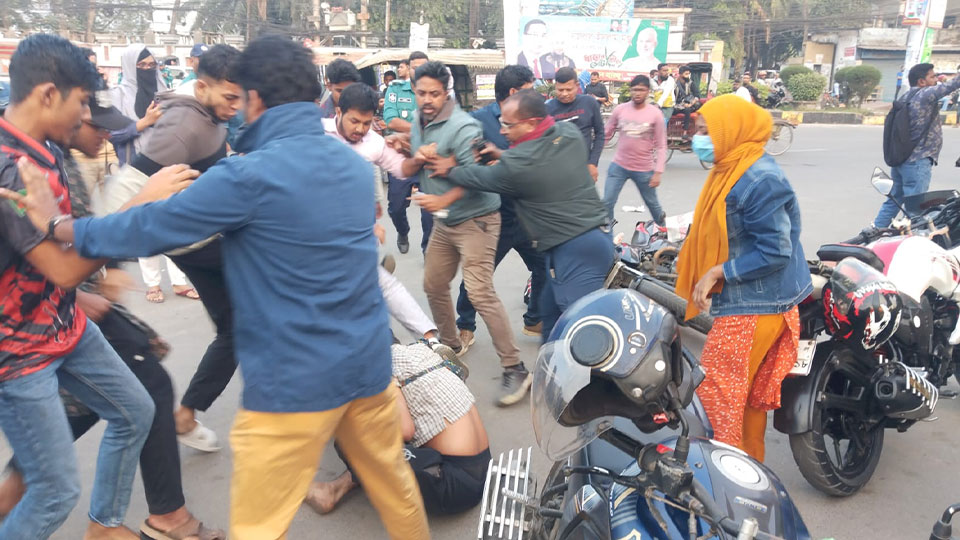 খুলনায় বাউল শিল্পীর পক্ষে মিছিলকারীদের ওপর হামলা